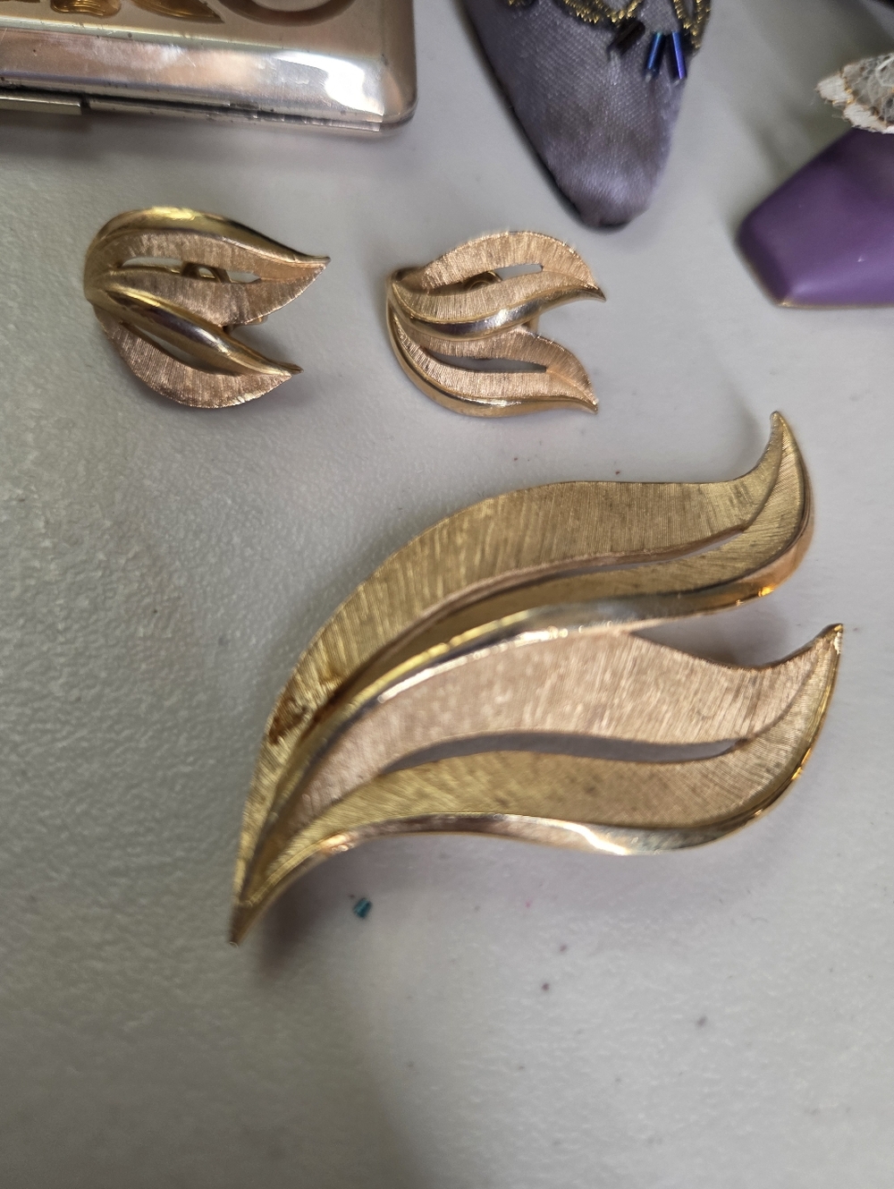 Trifari Gold-Tone Leaf Brooch and Earrings Vintage Set (Clip-ons) - Picture 4 of 7